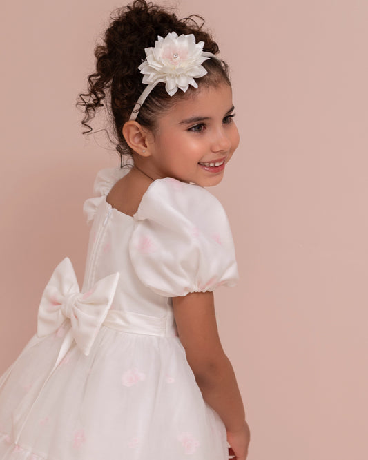 VESTIDO TALLE ALTO CON MANGAS Y ADORNO DE FLORES CON DIADEMA