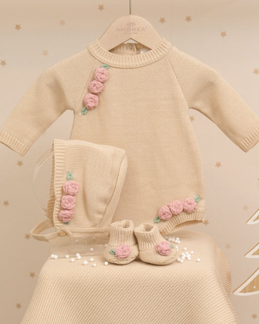 PELELE CHLOE FLORES BORDADAS CON GORRO Y PATUCOS NOVENA FLORAL