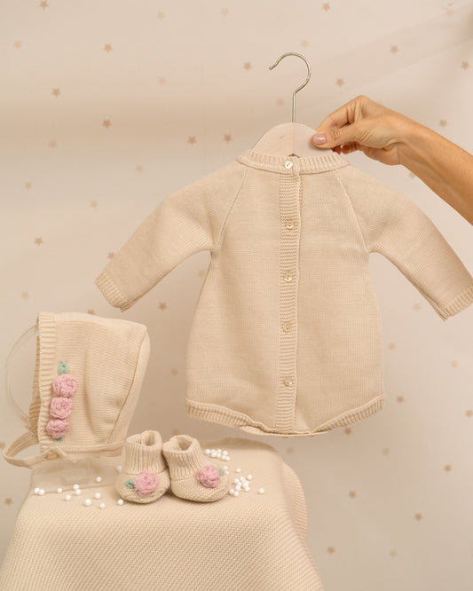 PELELE CHLOE FLORES BORDADAS CON GORRO Y PATUCOS NOVENA FLORAL