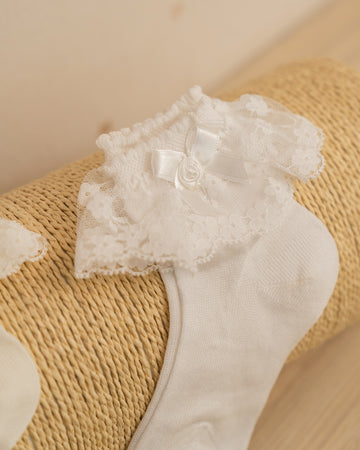 CALCETIN LISO CON PUNTILLA Y LACITO CON FLOR Y PERLAS