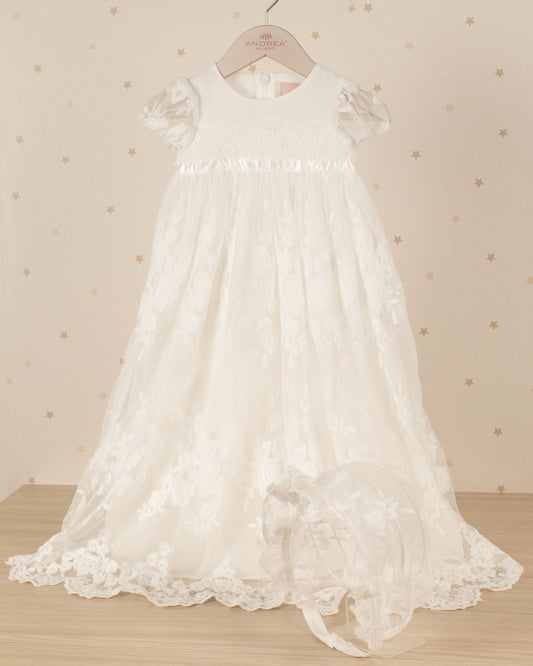 FALDON DE BAUTIZO CON MANGAS Y FLORES BORDADAS CON GORRO