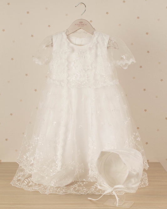 VESTIDO DE BAUTIZO FLORES BORDADAS CON CAPA Y GORRO
